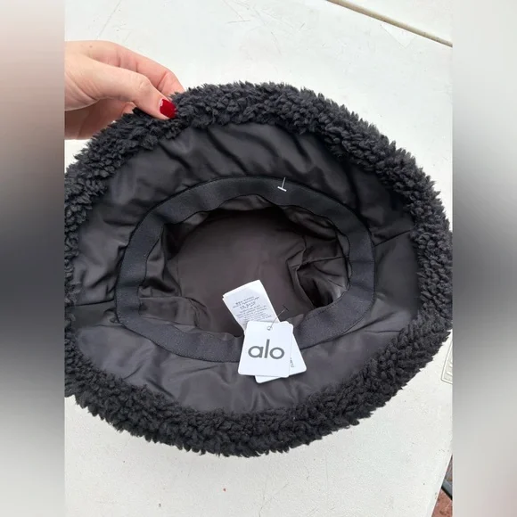 ❌SOLD❌ALO YOGA Foxy Sherpa Bucket Hat in Black New with Tags! - Picture 4 of 7